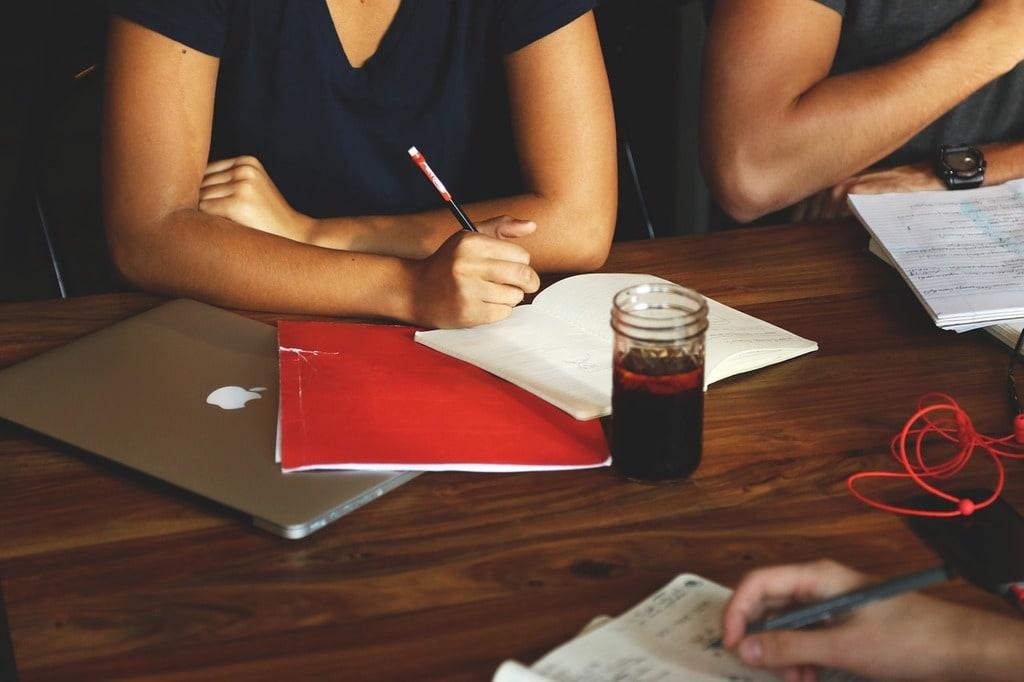 Comprendre les différences entre spécialisation et formation généraliste 
